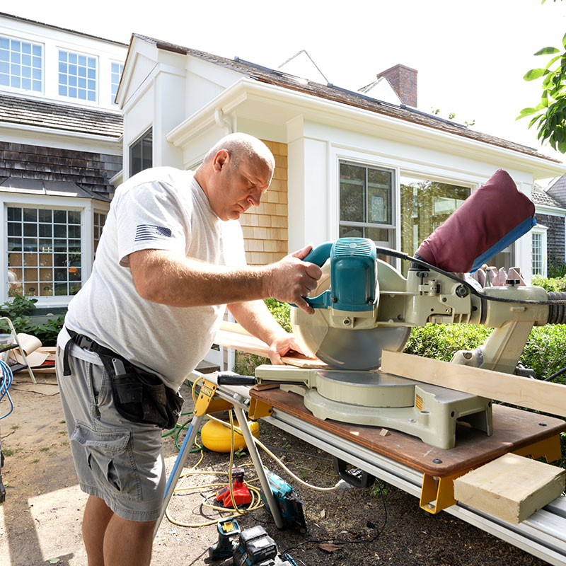 builder using a miter saw